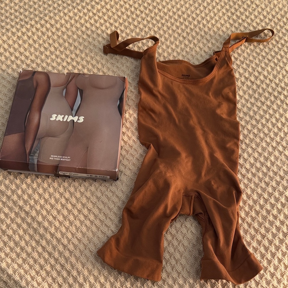 SKIMS seamless sculpt Bodysuit espresso XS new